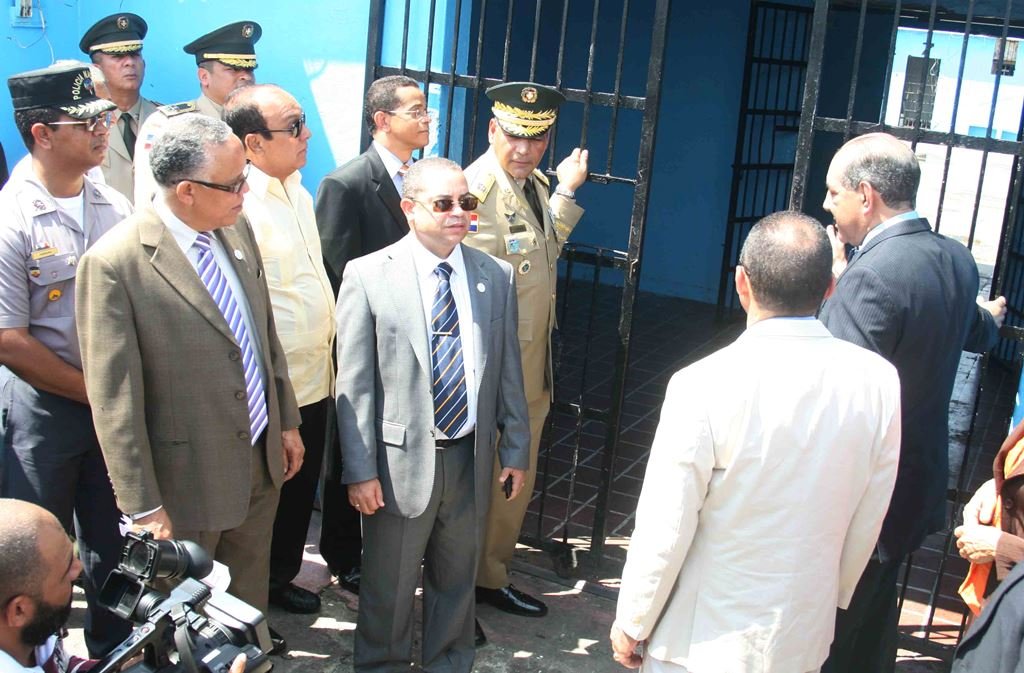 Las diferentes autoridades en el gesto simbólico de la demolición